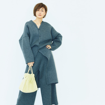 【この秋、本命はリュクスなグレー】富岡佳子さんが着こなす「ロエベ」のワントーンコーデ