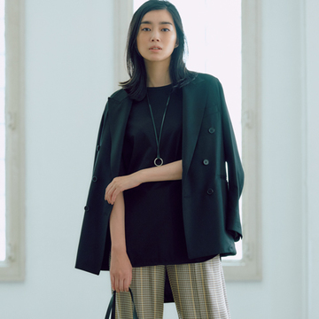 体型の悩みは「額縁ジャケット」でクリア！ゆるめパンツスタイルには肩がけでオン