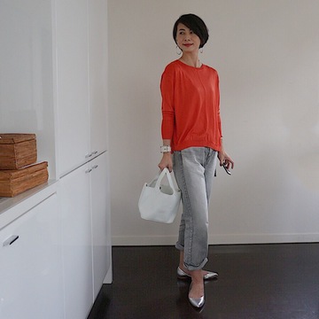 季節をつなぐ 春ニット & グレーのデニム