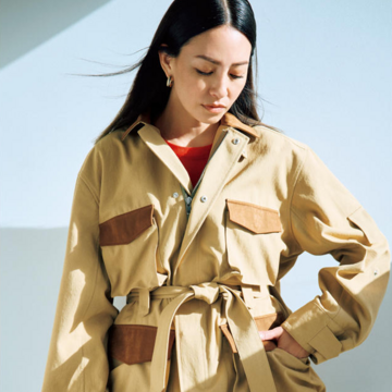 【50代のセットアップコーデ】凝った素材使いとフォルムでセットアップに新風を！