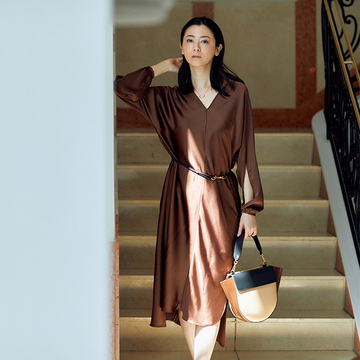 急なオンライン会議にも活躍！美しい光沢のワーケーション・ワンピース