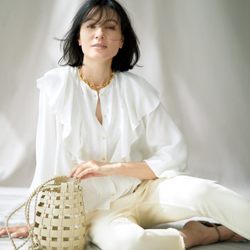 ちょい盛りディテールの「白ブラウス」をまず一枚【瞬間着映え服でおしゃれに】