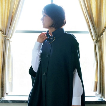 ドラマティックなトッズのケープは大人にこそ似合う【富岡佳子 一目置かれるコートで、街へ】