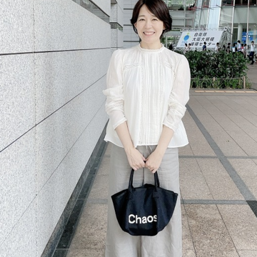 ZARAのIVORYのシャツにエクラの付録のバックをあわせて。