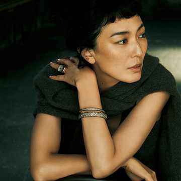 エクラ世代にふさわしいシックなカラーダイヤをあしらった「ポメラート」のカクテルリング