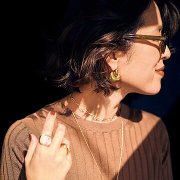 大人にこそ似合う「ブラウンニット×地金ジュエリー」【スタイリスト 大草直子の最新ブラウン術】