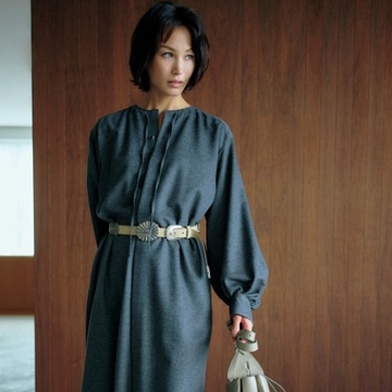 スエード素材のコンチョベルトでウエストマークしてワンピースを味変！