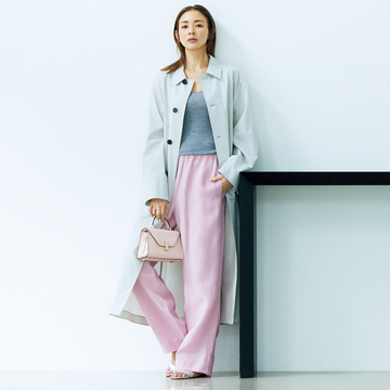 【福田亜矢子の品格グレーコーデ】旬な青みピンクのパンツをグレーのコートで辛口モードに