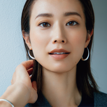 【秋の最旬アイメイク】繊細な輝きの「黄みブラウン」で大人のまぶたにハリ感とほどよい抜け感を