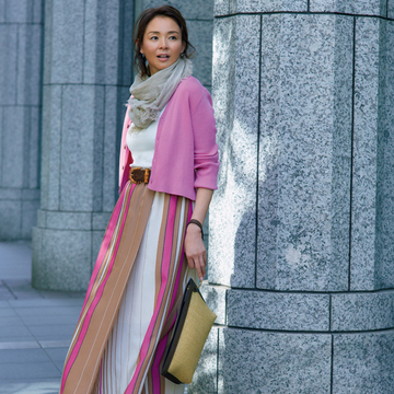 ストライプ×動きのあるデザインでフレアシルエットのスカートでもすっきり！