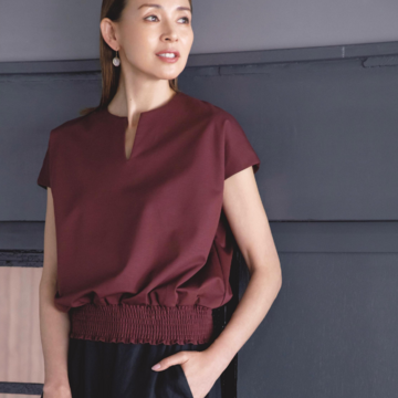 ボルドーカラーのトップスで軽やかなワンツーコーデに深みを与える。気温30℃｜9/6(土)【50代の毎日コーデ】