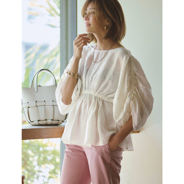 リネンの爽やかさでふんわりブラウスを大人に似合う甘さで。最高気温33℃｜8/18(金)【50代の毎日コーデ】