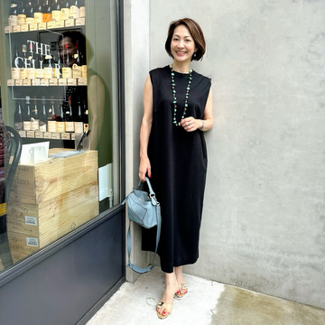 黒のベーシックなワンピはターコイズのネックレスをアクセントに