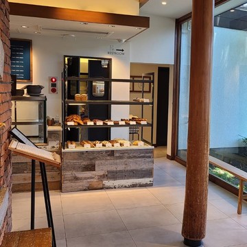 都心の喧騒から少し離れた緑豊かなカフェ