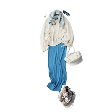 明快なブルーのタイトスカートで休日のゆるコーデを華やかに引き締める！最低気温14℃｜4/29(火)【50代の毎日コーデ】