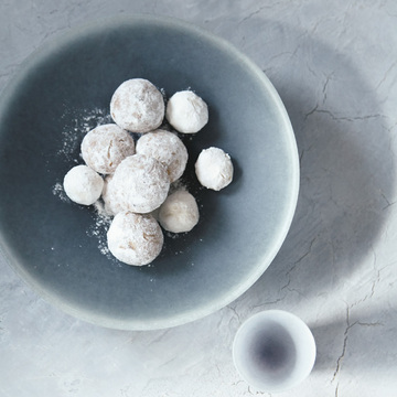 食卓を旬にコーディネートする　グレーカラーの器五選