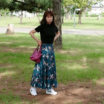 GU黒のリブT&ドラマティックスカートコーデ