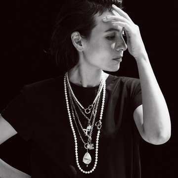 ミラモアのネックレスを重ねて独特な世界観を満喫【存在感のあるネックレス】