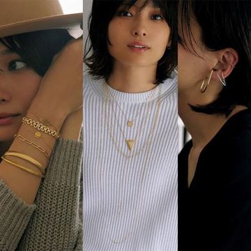 大人のリッチ感がアップする「艶アクセサリー×シンプルニット」の重ね付けが素敵