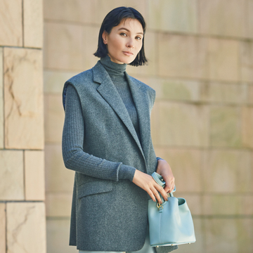 【ジレ、最高！】きれいめスタイルに活躍する、ジャケット感覚の短め丈ジレ