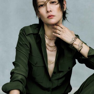 秋の始まりを予感させる「カルティエ」のアイコンジュエリー【菊地凛子がつけこなす「サマージュエリー」】