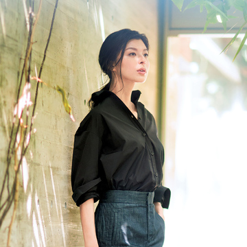 鎖骨まわりを美しく見せる「襟抜きのシャツ」　五選