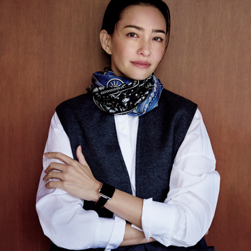 【エルメスの柄スカーフ】小さなバンダナを2枚つなげて巻けば大人の贅沢コーデが完成