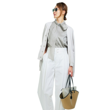 ライトグレーのボウタイブラウスと白パンツでほぼワントーンコーデ【50代に似合うコーディネートの正解】