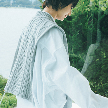 「メゾン マルジェラ」のベスト風ストールで自由な着方を楽しむ 【2021秋冬最新ニット】