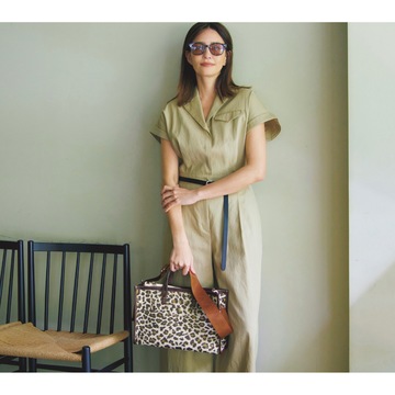 さらりと着られるベージュのオールインワンには、レオパード柄バッグで新鮮なインパクトをオン！気温31℃｜9/5(木)【50代の毎日コーデ】