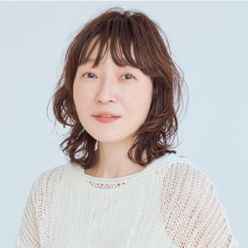 ラフなミディアムパーマヘアは、骨格補正もしてくれる優秀スタイル！【50代髪型・ヘアスタイル】