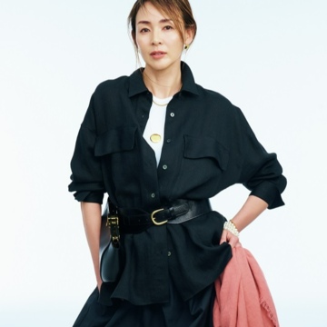 【今っぽく盛れる濃色リネンシャツ】ダークカラーを選ぶことで大人のかっこよさがきわだつ