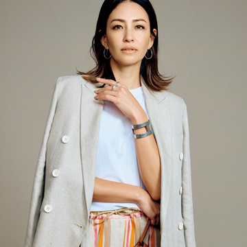 【大人のベージュジャケット】かっちりしたダブルブレストもリネン素材なら軽やか！