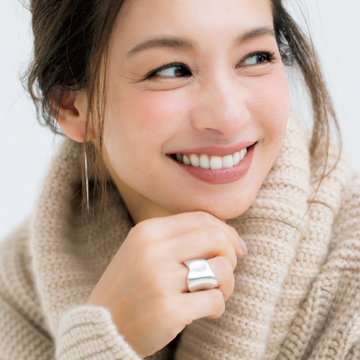 うっすらツヤと血色のある“リップ”で、いきいき感を演出！【かわいげをつくるメイクテク④】