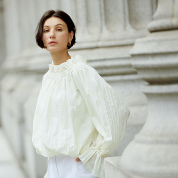 【50代がいま欲しい！最新白ジャーナル】フェミニンなだけではないモダンな着こなしが叶う白ブラウス