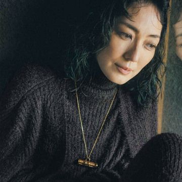 上質感ある「ロロ・ピアーナ」のニットを使ったリラックスコーデ