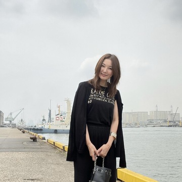 新連載　ブレンダ「大人のおしゃれ＆暮らし、進行形」のTシャツブラックコーデに挑戦