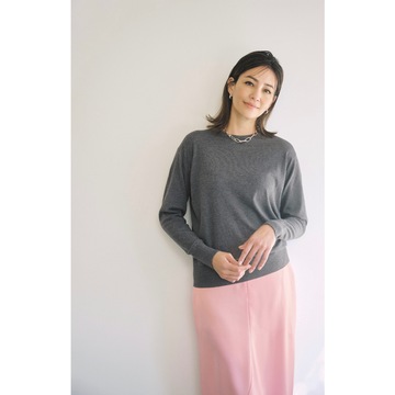 グレー×ピンクでエフォートレスなワンツーコーデのしゃれ感を高める！気温17℃｜4/16(火)【50代の毎日コーデ】