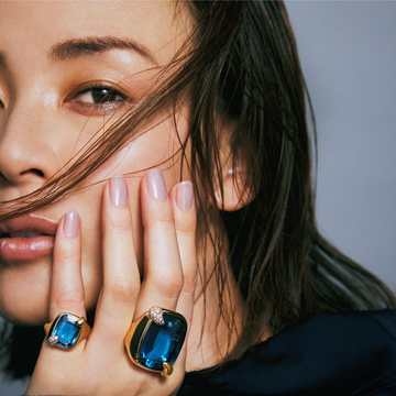 ボーダートップスにグラマラスな色石リングを合わせてアンバランスさを楽しむ