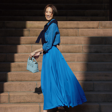 【きれい色ボリュームスカートコーデ】鮮やかブルーにドレープのボリューム感で華やぎを添えて