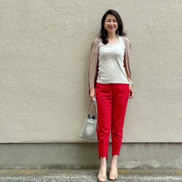 オシャレ度がアップする大人のカラーパンツコーデ