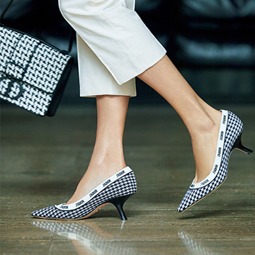 ＜50代女性の春シューズ＞【ディオール】千鳥格子柄パンプスがセンシュアルに格上げ