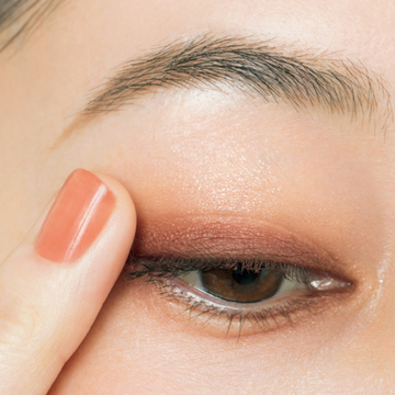 赤みブラウンがカギの「アイシャドウ」メイクテク【2割フェミニン増しアイメイク】