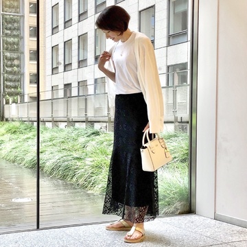 レーススカートで効かせる黒を一点投入！