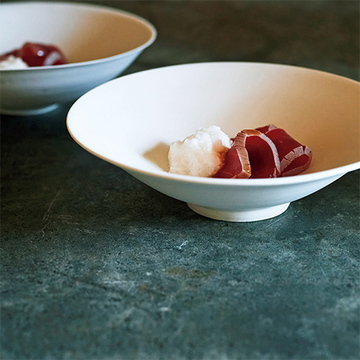 食卓や室内の景色を美しく見せる！ 冷水希三子さんの「使える器」1