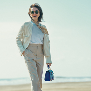 上質な“しなやかなTシャツ”はニットと合わせてエレガントに【気の利いたTシャツの着こなし】