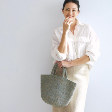 オーバーサイズシャツ×Iラインスカートでゆるい着心地と凛とした印象を獲得。最低気温26℃｜7/23(水)【50代の毎日コーデ】