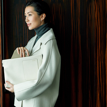 「ヴァレクストラ」の新作クラッチバッグで無敵のお仕事スタイルが完成！【才色兼備なビジネスレザーグッズ】