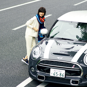 車内温度の変化にも対応できる「ニット小物」で快適なドライブを！【富岡佳子「車に乗る日のおしゃれ」】