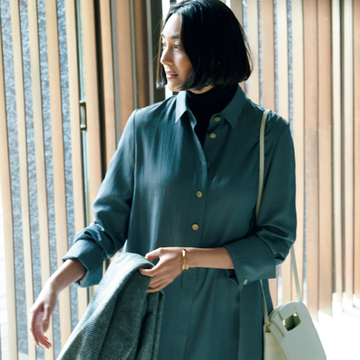 【黒タートルの最旬スタイル】シャツワンピースの首もとからのぞく黒が洒落感をアップ！